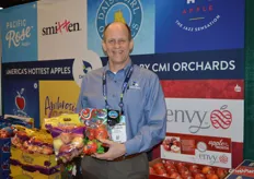 George Harter with CMI proudly shows pouch bags with Ambrosia and Kanzi apples.